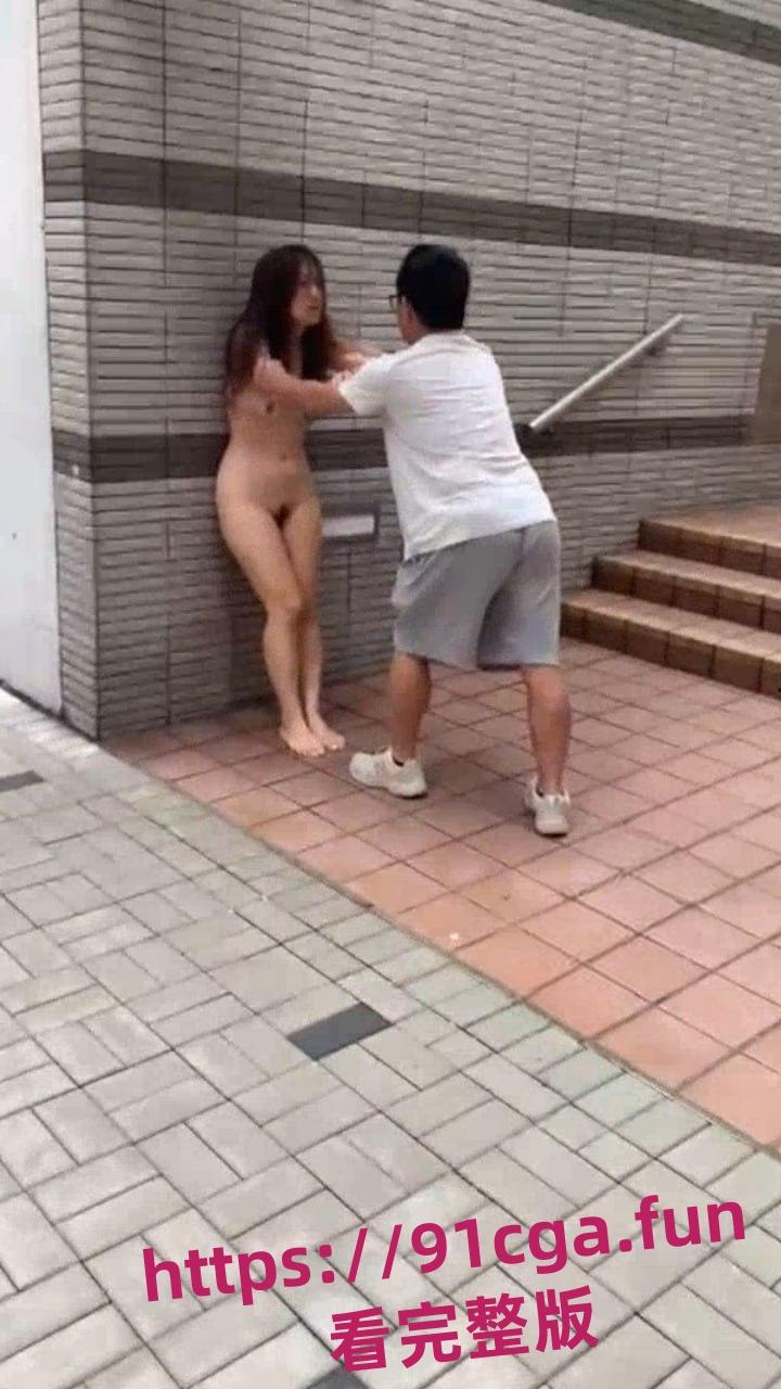 热门疯传!香港街头惊现一女子裸奔 男子赶忙上前按住-5
