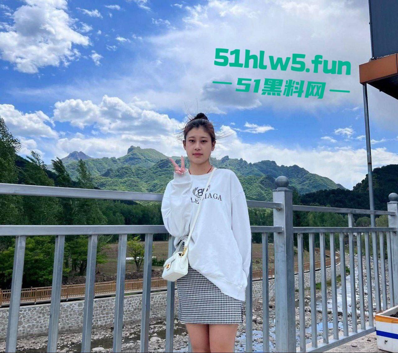 福建周宁一中【杨晴瑜】小穴超嫩的反差眼镜妹，性欲旺盛网上撩骚浴室自慰视频遭曝光。-5