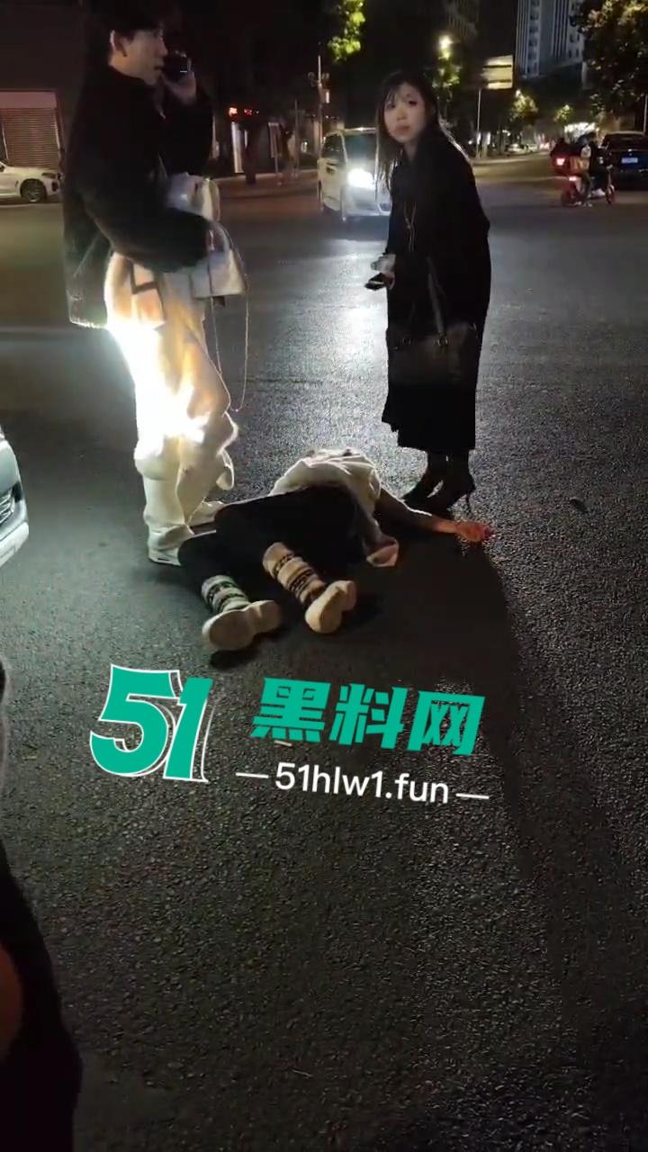 提裤忘人,玩腻就滚?广州女生因男友提分手受刺激当街破防,又哭又闹还傻笑!-2