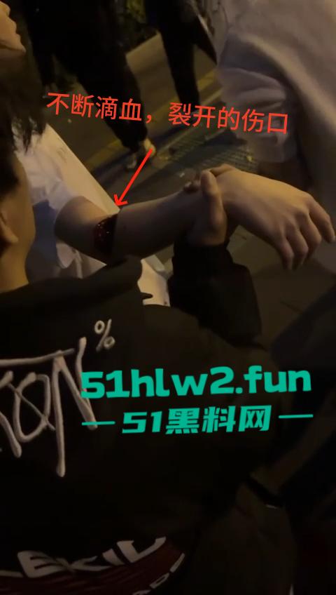 网传两群精神小伙天桥下约架,谁跳砍谁蒙面刀客低调上场,人狠话不多提起就是一刀儿。-4