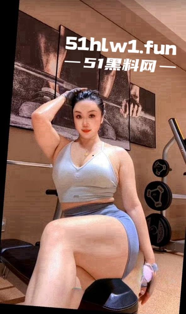 抖音百万粉丝的女网红【蓓蕾秋语】不雅自拍曝光，蜂腰翘臀巨乳肥穴谁看了能受得了？-7