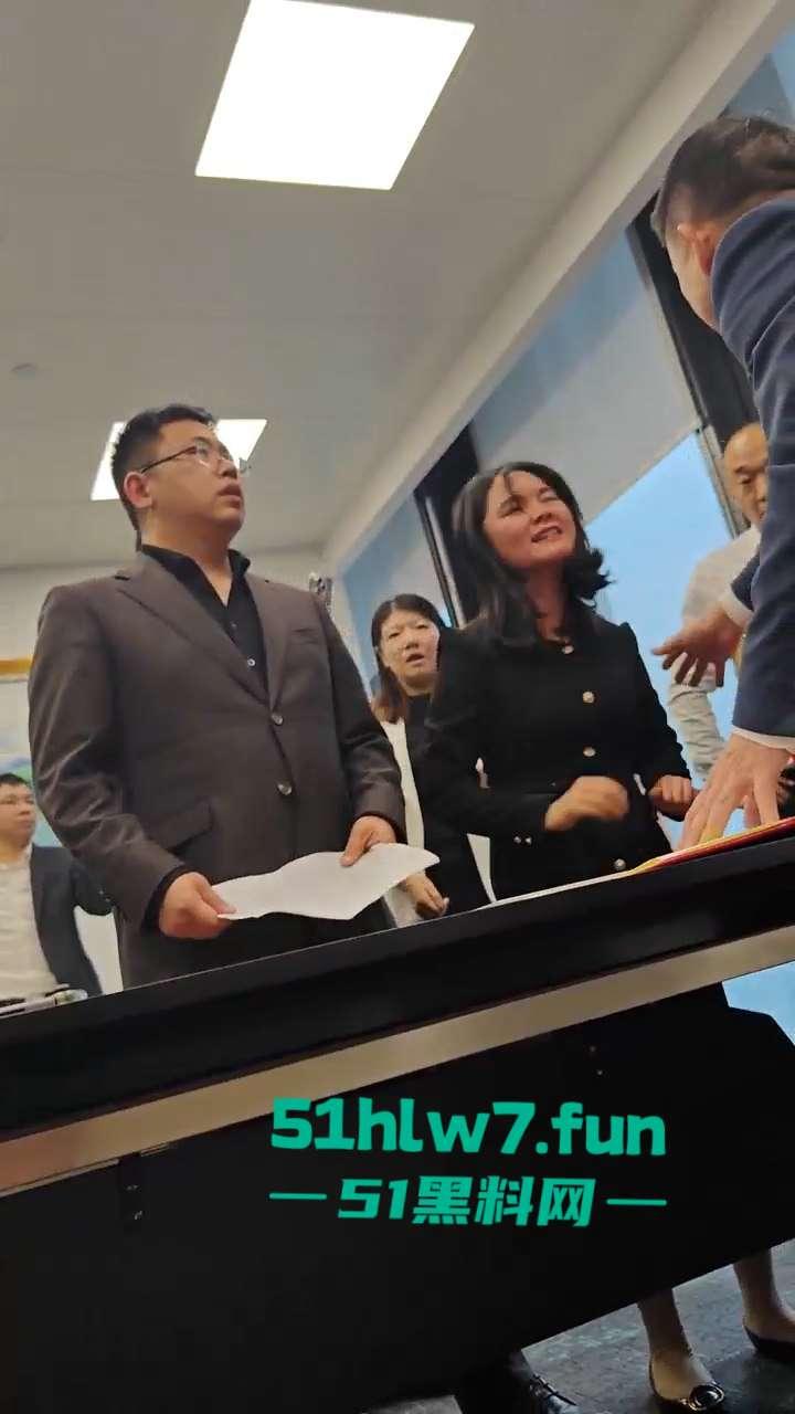 炸裂！大成佛山律所秘书【黄晓蕾】色诱主任上位，引发合伙人不满办公室大打出手。-1