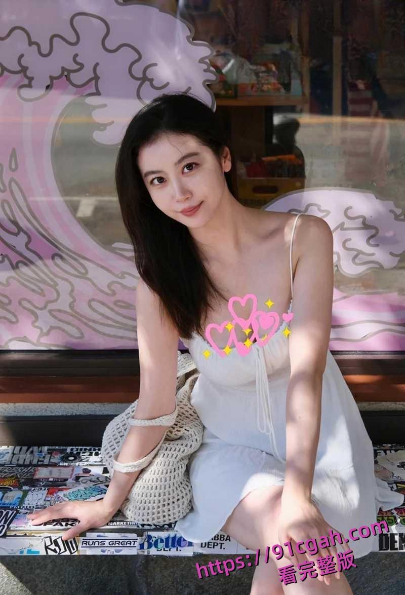 天津男子查看妻子行车记录仪 竟意外发现老婆与孩子老师出轨约炮 车内各种激吻调情-1