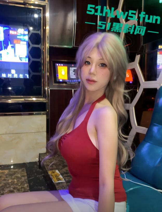 完美身材女研究生【张馨颖】白天是高冷学霸御姐，晚上秒变性感辣妹背着男友约炮体育生，激情爆操内射骚穴。-10