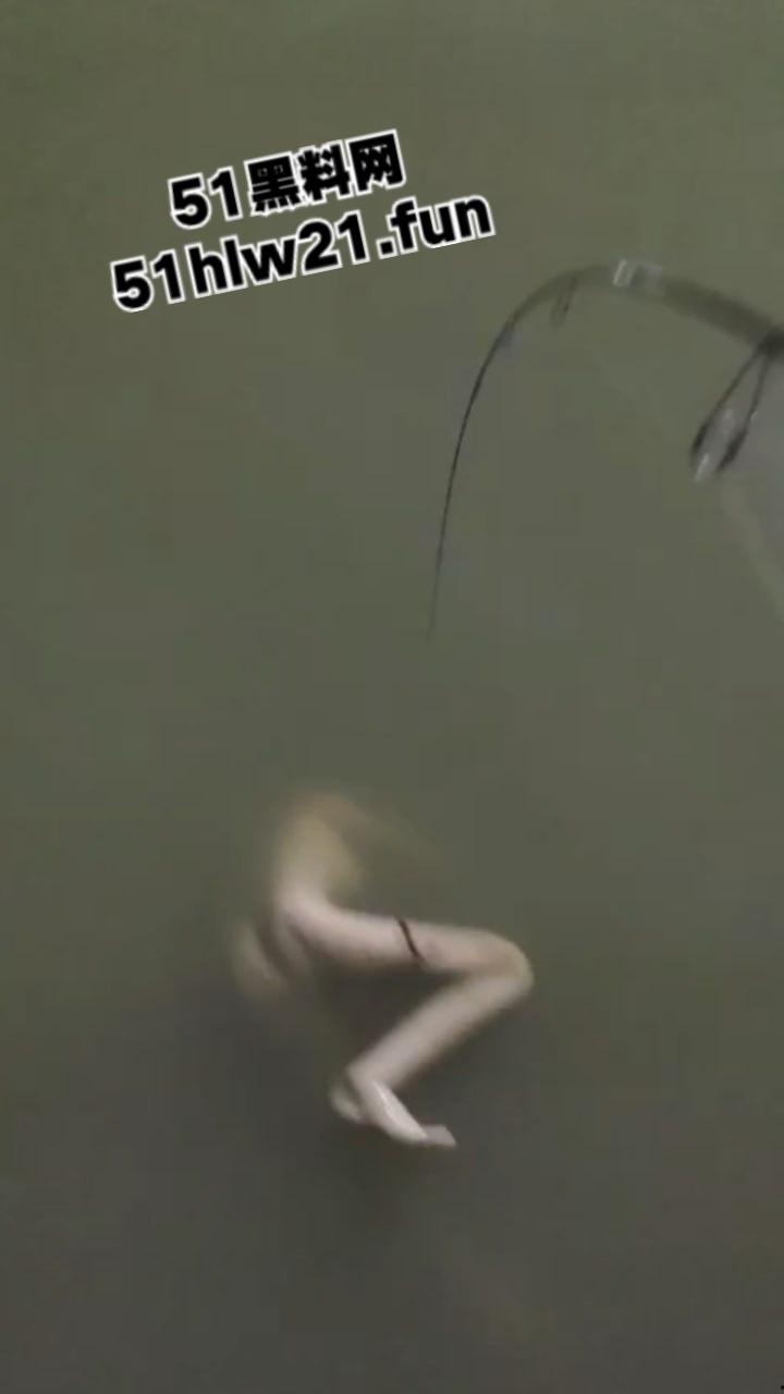 钓鱼佬夜钓惊现尸体,大长腿女尸钓鱼佬也太神奇,除了鱼钓不到以外什么都能钓到!-3