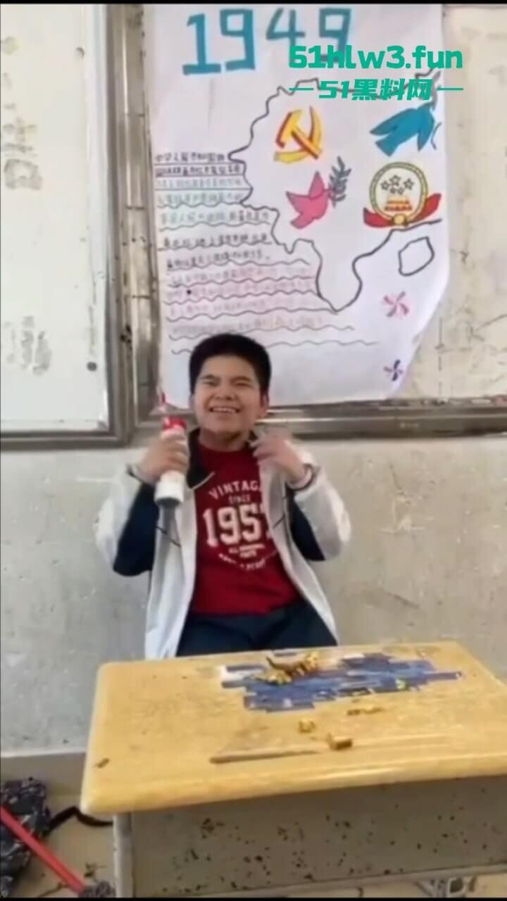 广东吴川中学一学生在教室被同学群殴,口塞异物拖把打脸,学校却让旁观同学删视频。-1