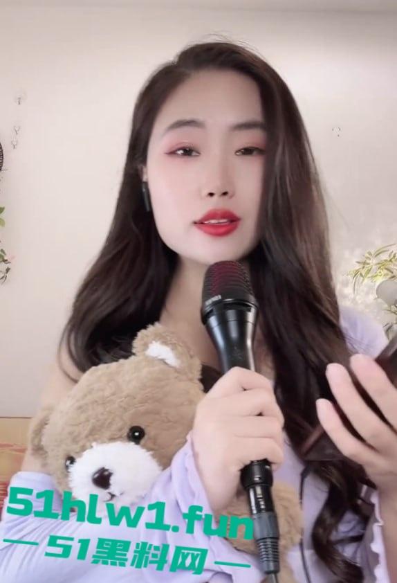 抖音小网红【屿菲】给榜一大哥定制骚视频,脱衣自慰又扭又叫,扭腰抠逼直冲镜头,骚鸡这回玩砸了!-1