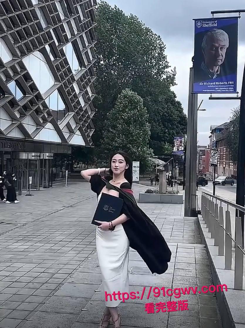 谢菲尔德音乐系高颜女神王天惨遭绿帽男友甩出私密大片!留学圈人人给钱就能上的极品骚货,跪舔鸡巴视频让哥们儿裤裆紧绷-3