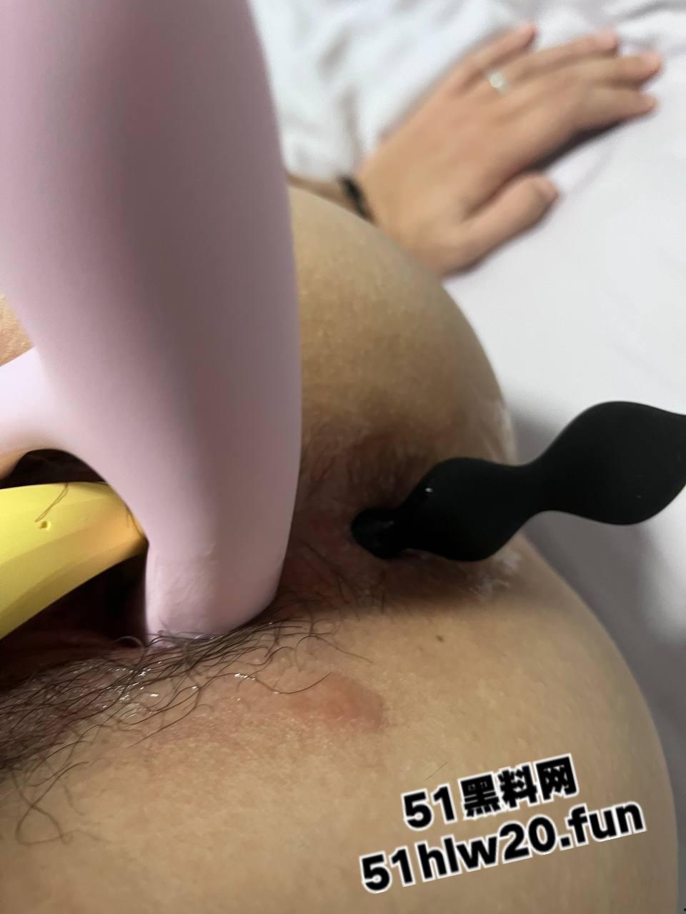 大神约啪长腿少妇，身材极品美腿修长背着老公出门当狗，穿情趣内衣勾引情人撅着大屁股渴望被操。-7