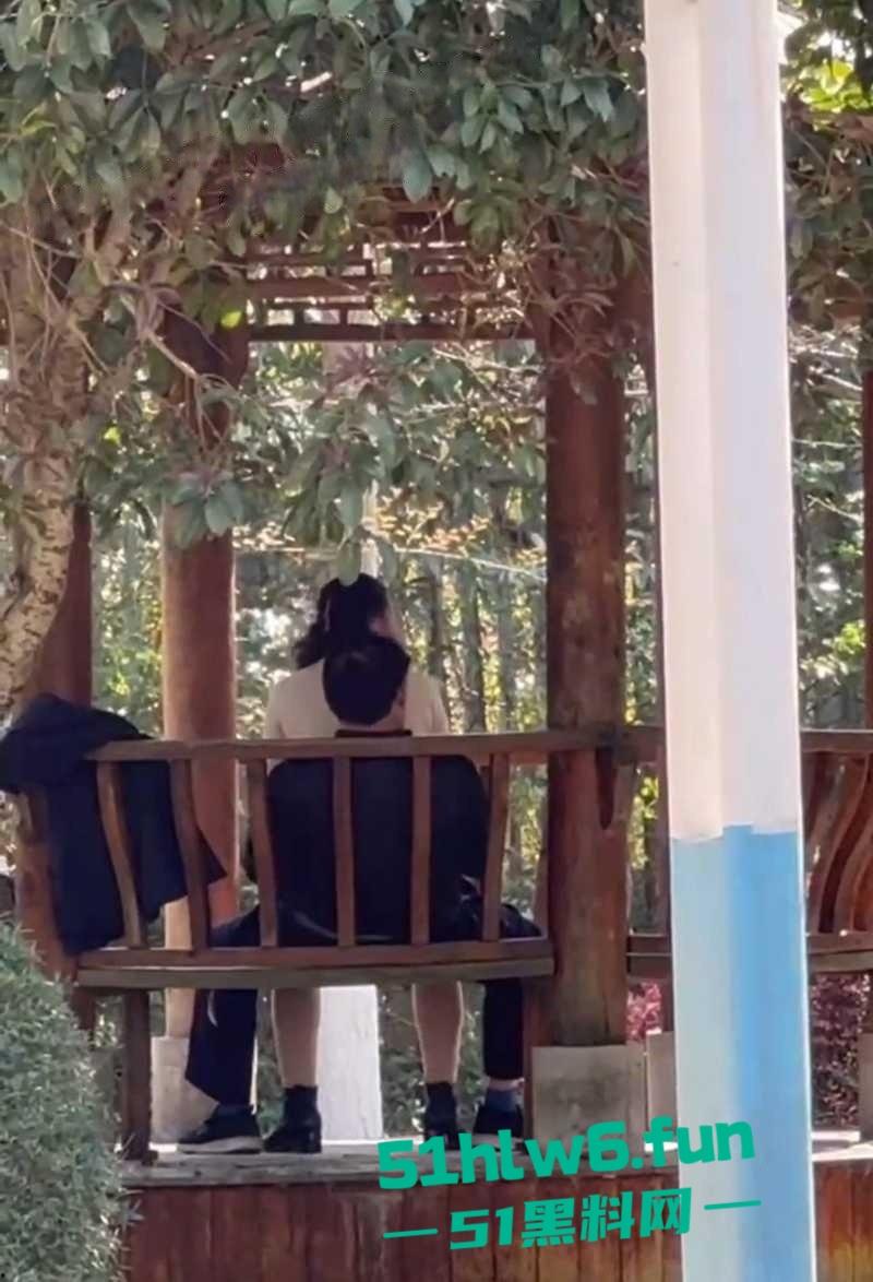 公园大爷光天化日之下露天操鸡,极品熟女奶大逼紧上位骑乘全自动,大爷吃得可真好!-5