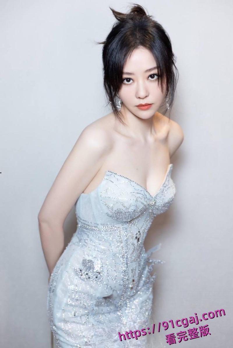 绝美歌后张靓颖九万字妆造爆火 早期曾“逼婚”比其大19岁的渣男 还为其打乳钉!-2