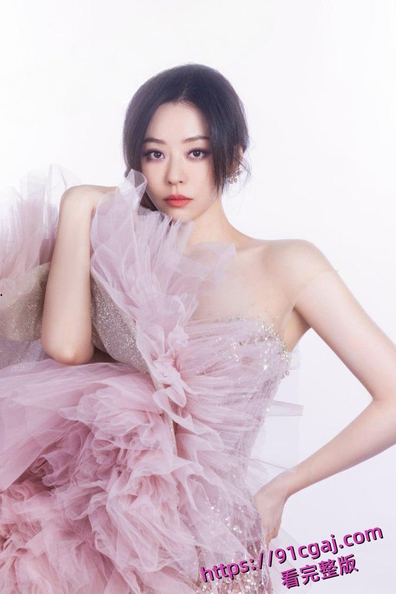 绝美歌后张靓颖九万字妆造爆火 早期曾“逼婚”比其大19岁的渣男 还为其打乳钉!-8