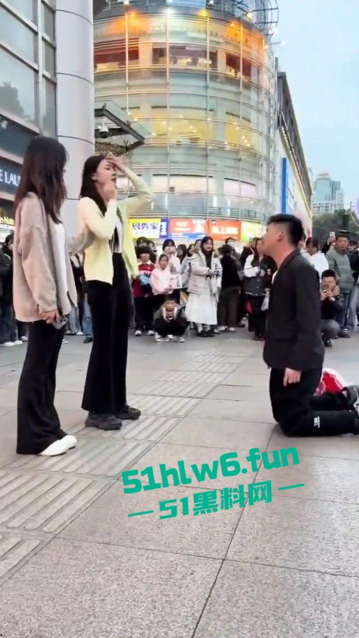 广西南宁顶级舔狗网红，当街表白求婚被美女怒扇耳光，却依旧跪地求婚，第一次见求婚双膝下跪的人才啊！-1