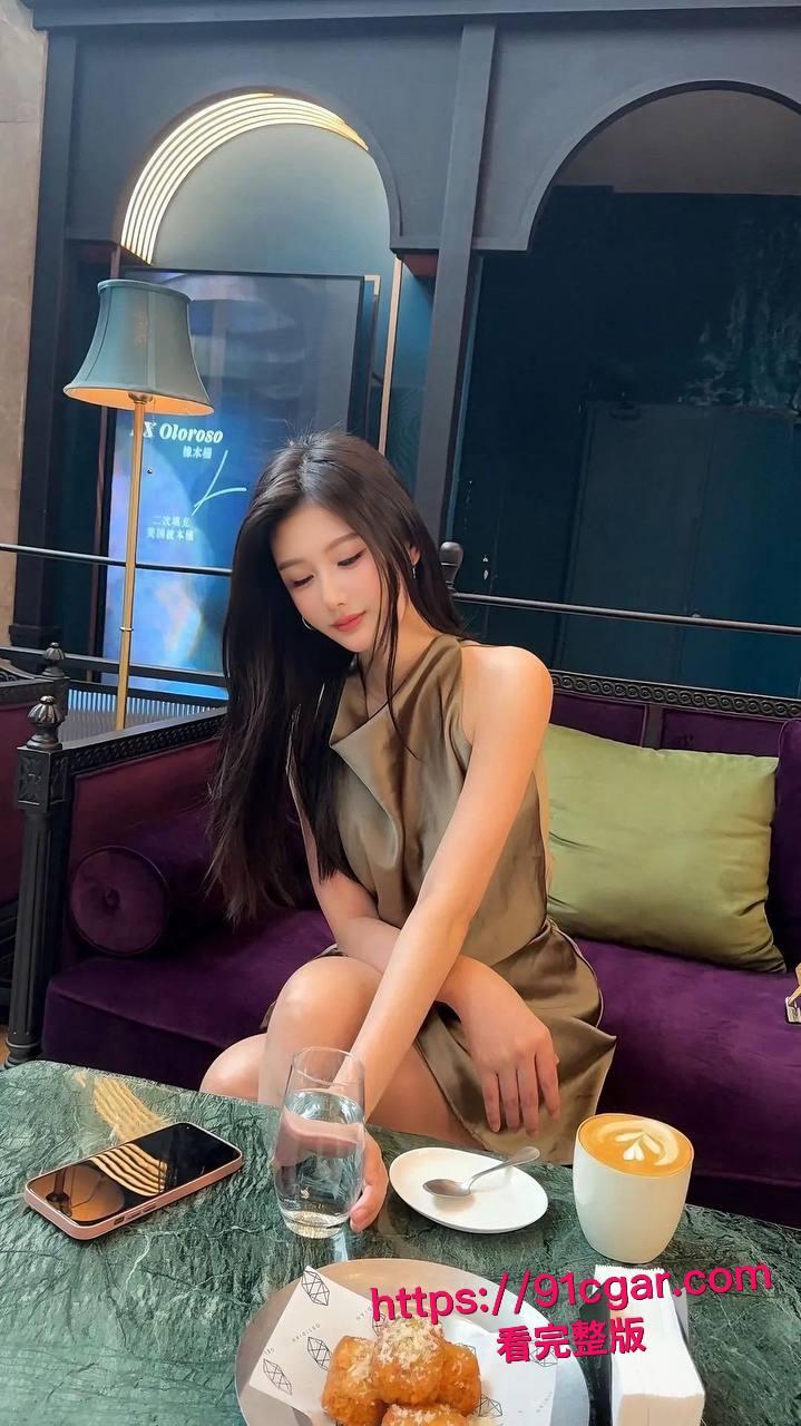 MERIOL_CHAN 卧室独守空房彻底放飞!新加坡甜美女神私下抠到喷水高潮连连,奶子晃得人当场射屏!-5