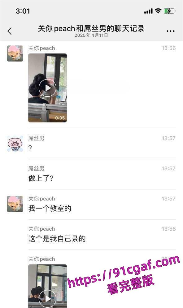 大学教室秒变偶像剧,学生情侣在课间休息时间在教室旁如无人调情亲热-6