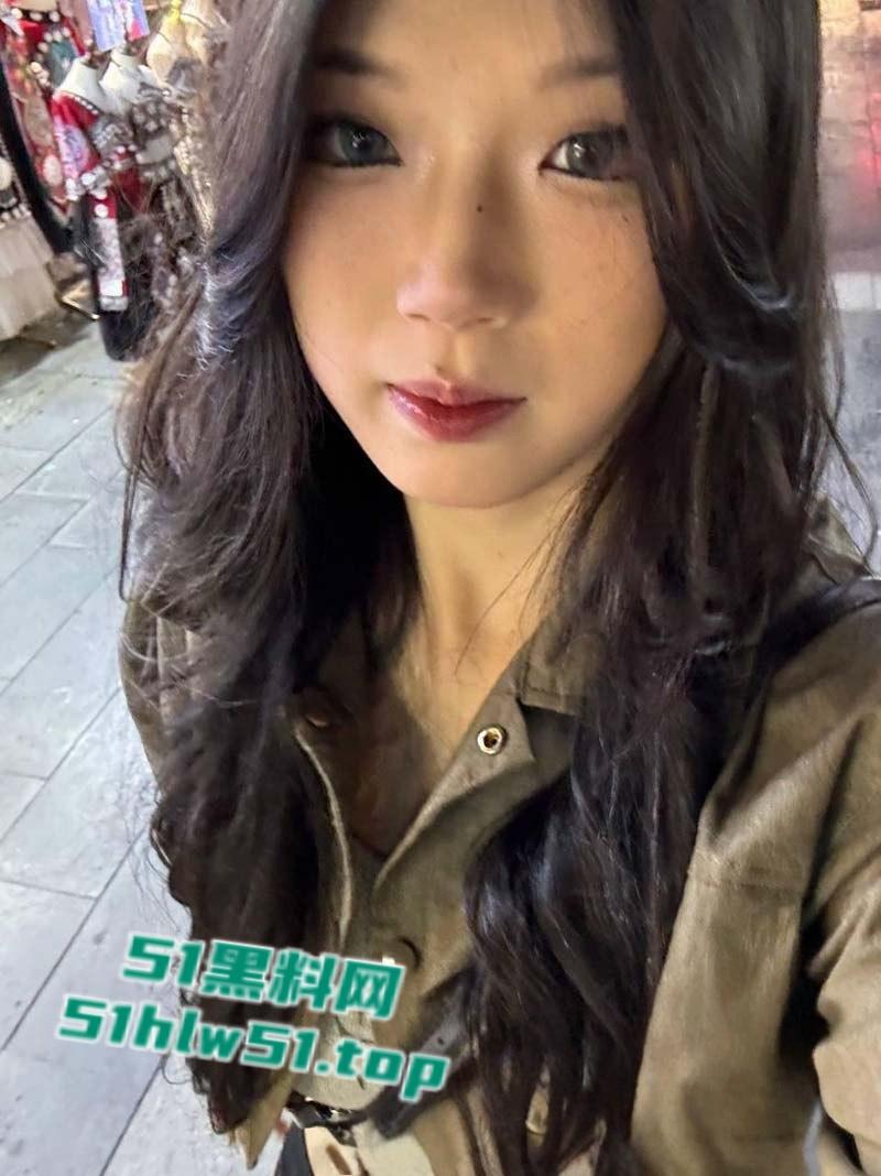 广西桂林【伍凌慧】做爱视频爆出，大奶喷水尤物裸聊自慰被金主高价包养，没想到大哥竟然有艾滋病！-4