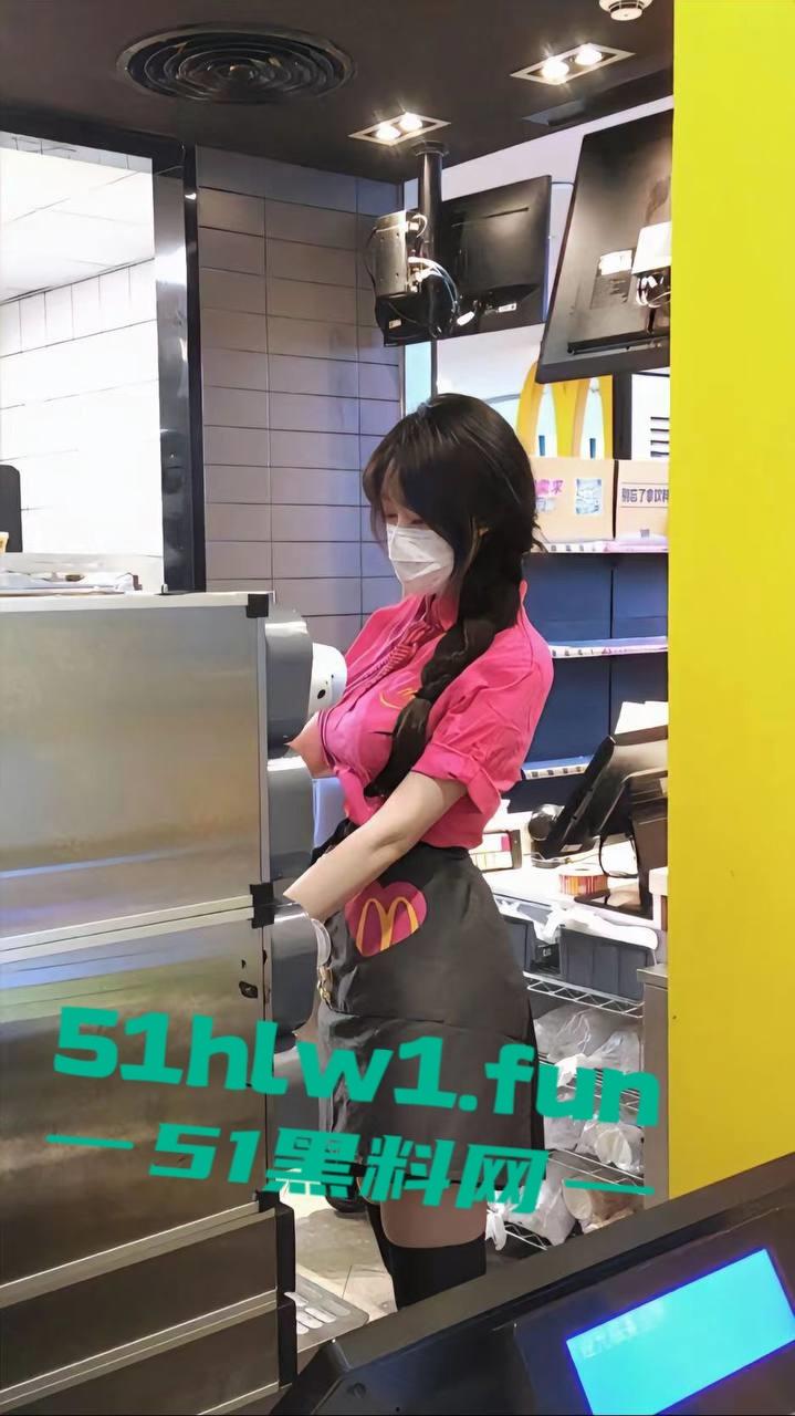 火爆全网的麦当劳兼职美女被曝光,私下淫荡的聊天记录露骨和不雅性爱视频曝光。-2
