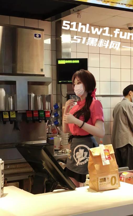 火爆全网的麦当劳兼职美女被曝光,私下淫荡的聊天记录露骨和不雅性爱视频曝光。-5