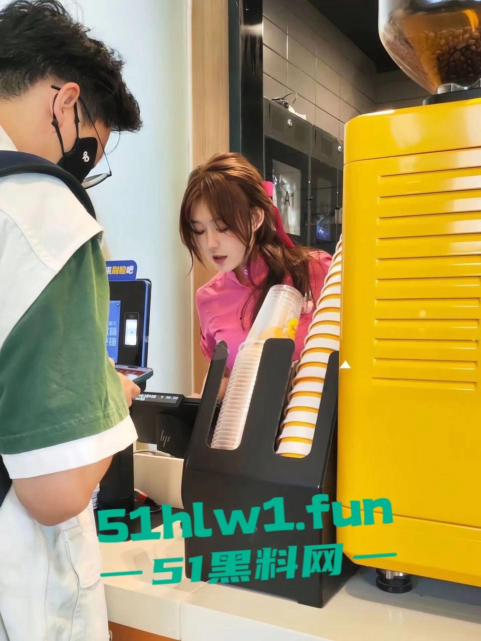 火爆全网的麦当劳兼职美女被曝光,私下淫荡的聊天记录露骨和不雅性爱视频曝光。-6