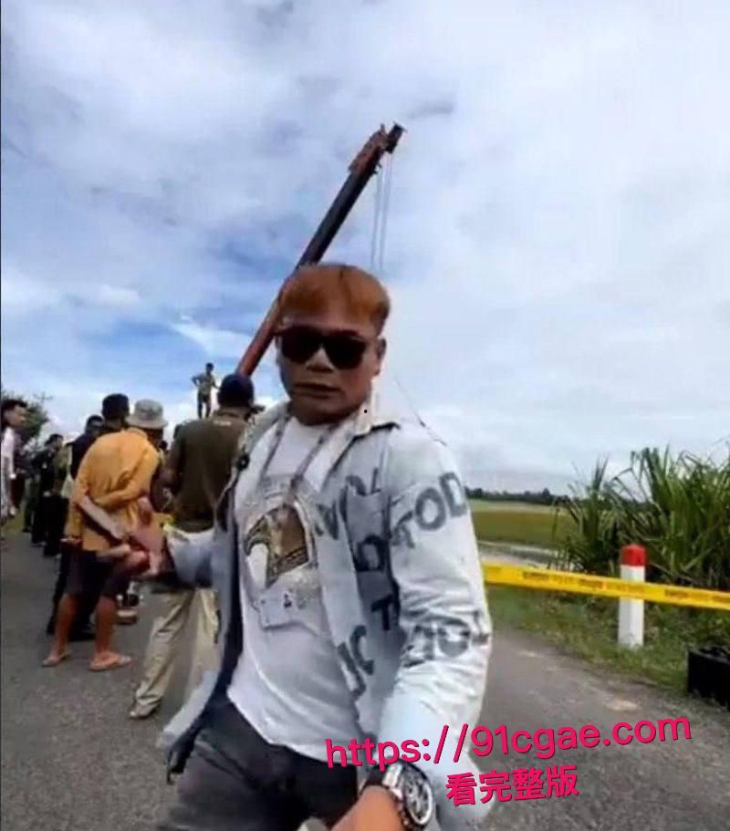 黑衣大嫂一人一枪为爱冲锋 单枪匹马勇闯法场救男人情深意重轰动全网!-1