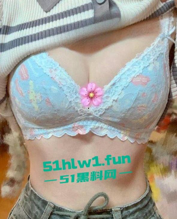 火爆全网的麦当劳兼职美女被曝光,私下淫荡的聊天记录露骨和不雅性爱视频曝光。-8