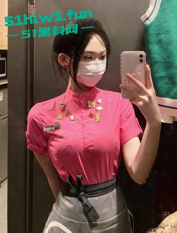 火爆全网的麦当劳兼职美女被曝光,私下淫荡的聊天记录露骨和不雅性爱视频曝光。-12