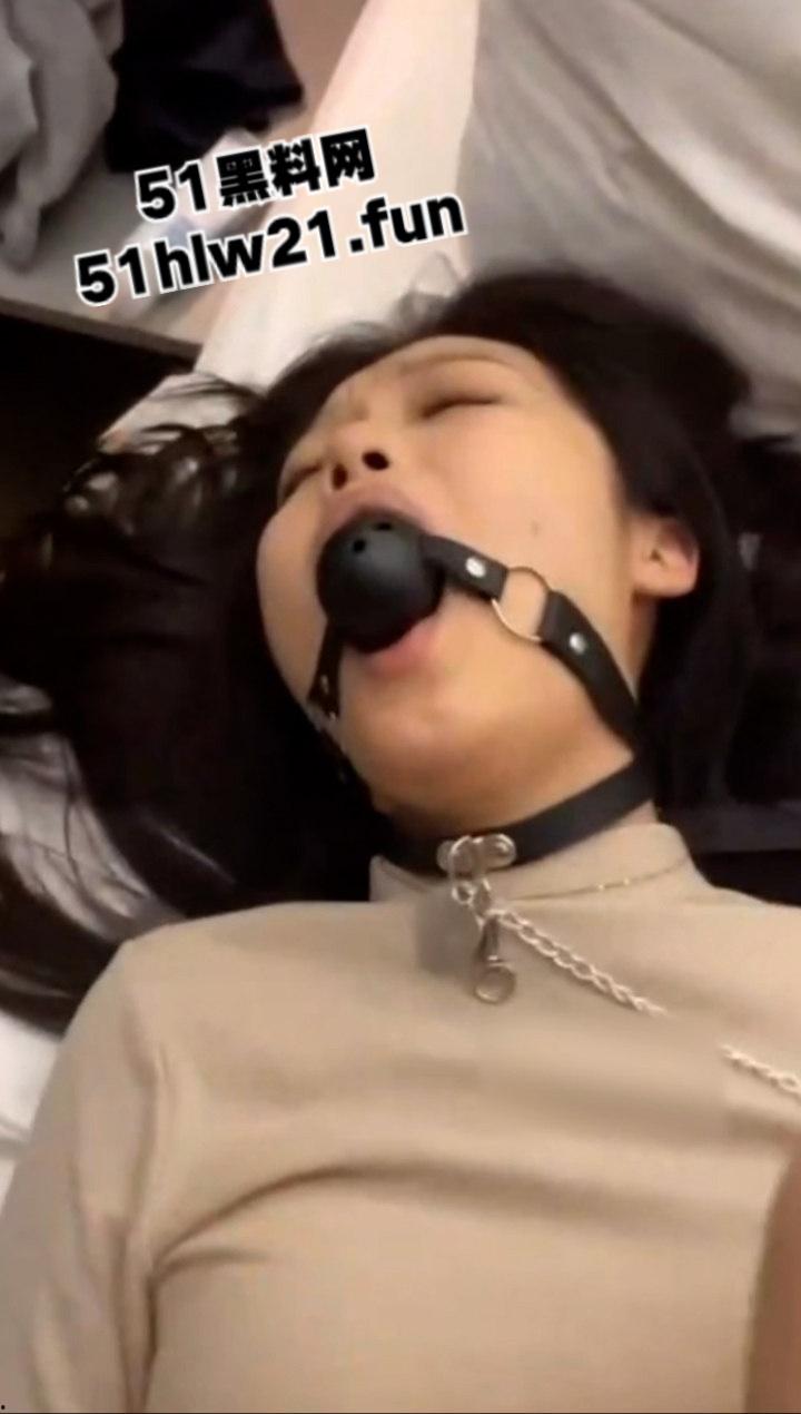 中国民用航空飞行学院【吴婷】粉嫩玉足线下约炮金主，灵活舌头简直可以含化鸡巴！-5