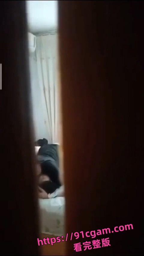 中国好室友！把女朋友带回来表演活春宫 故意不关门给室友欣赏-3