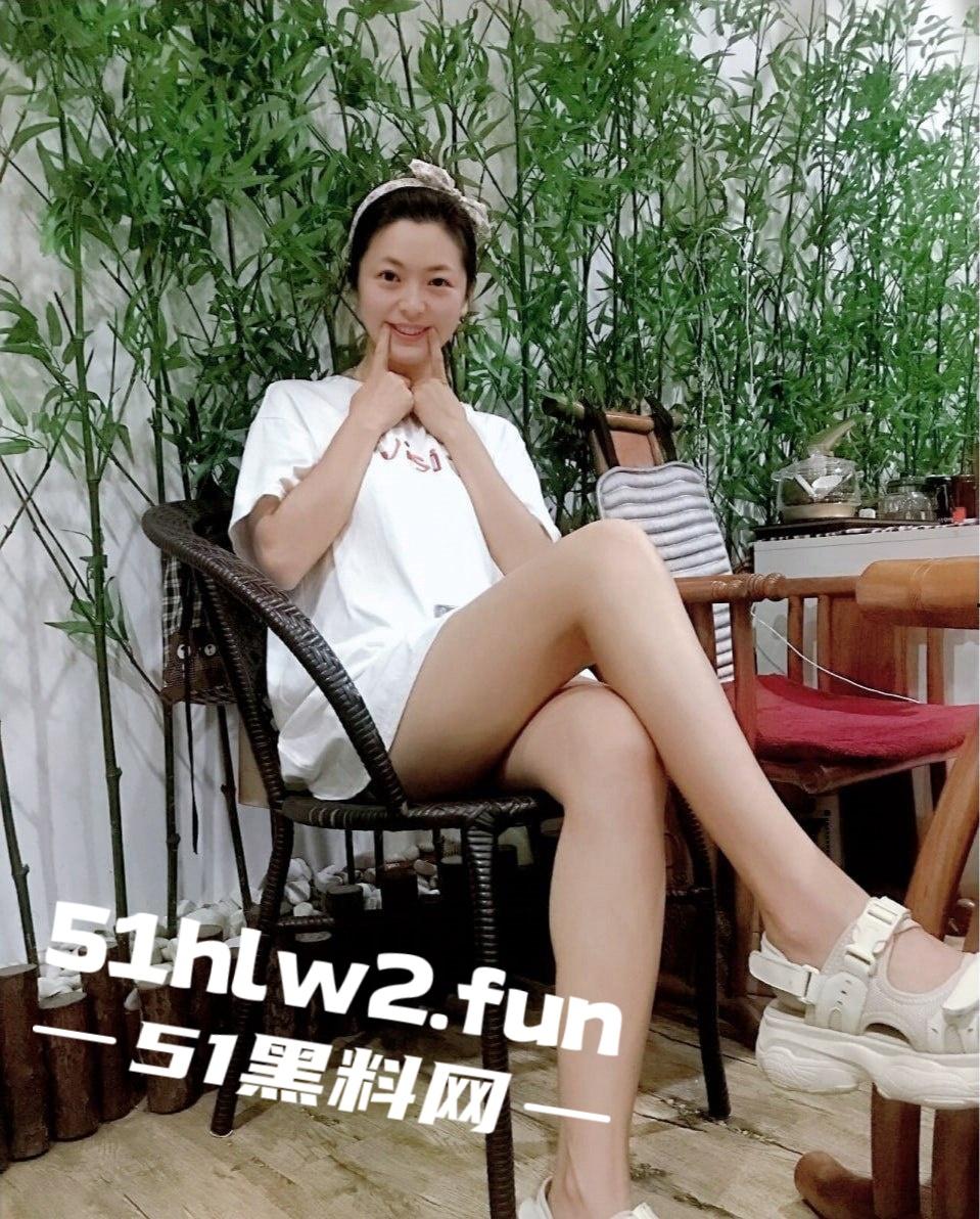 已婚人妻被公司高管调教3P,JK情趣丝袜骚到爆,深喉吞精呛到喘不过气,老公只能干瞪眼!-13