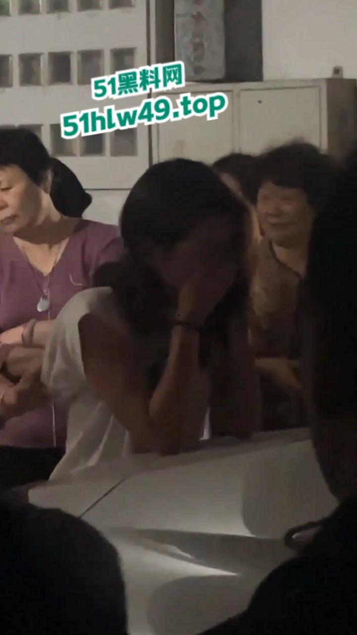 广东汕头肥猪女捉奸,小三车上涂鸦带人当街殴打,肥婆已被逮捕求谅解只能净身出户。-7