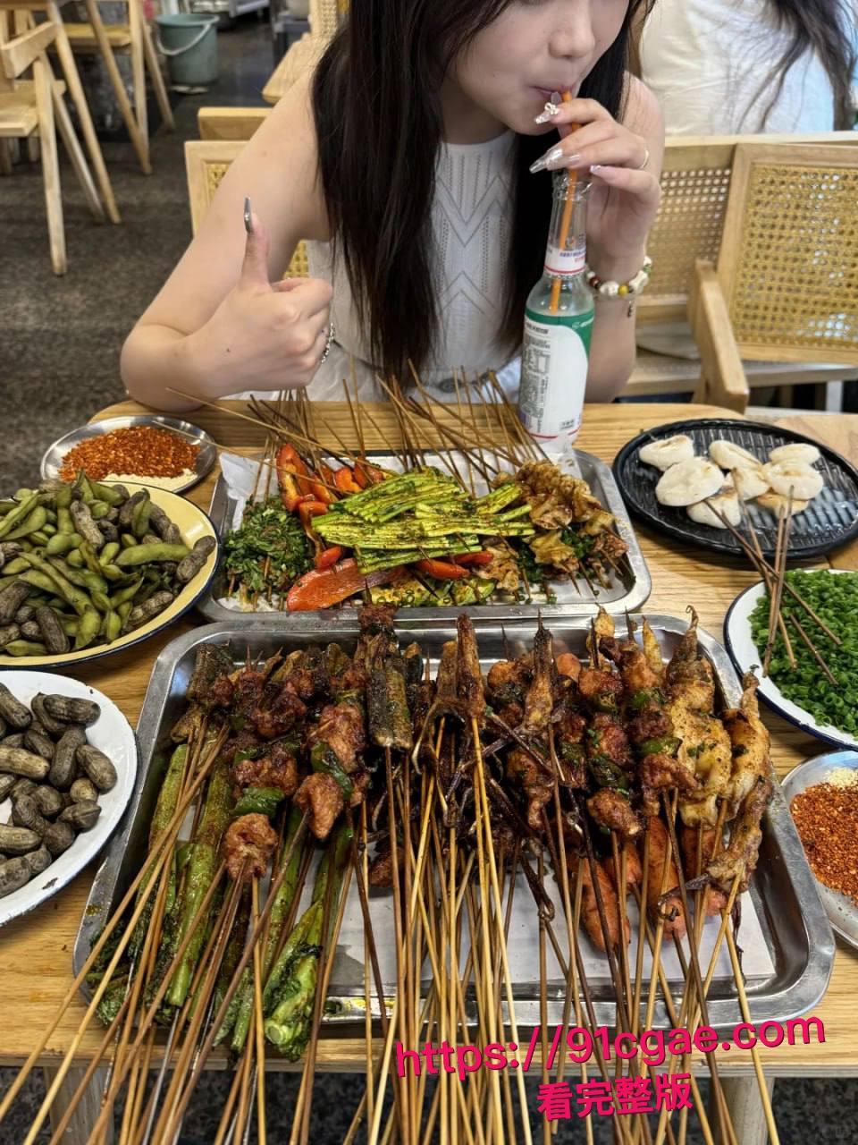 约了个颜值超高的学生妹,身材也是顶级,穿上黑丝主动坐在我鸡巴上!-5