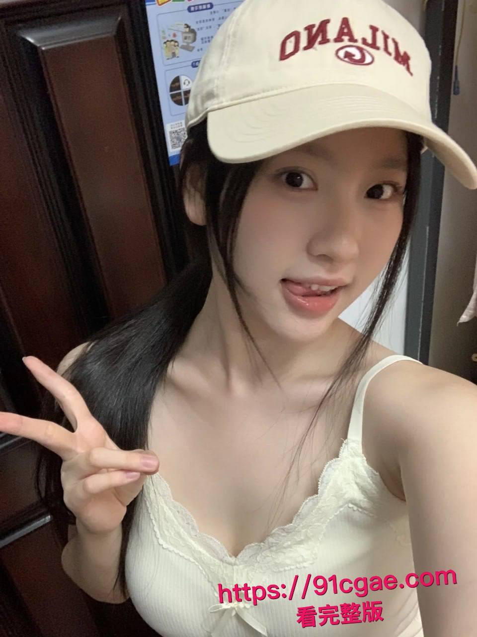 约了个颜值超高的学生妹,身材也是顶级,穿上黑丝主动坐在我鸡巴上!-10