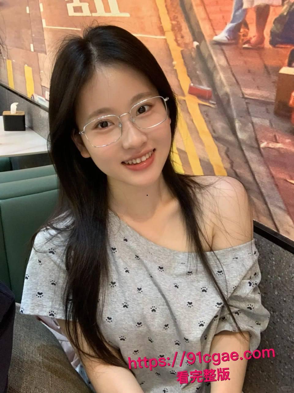 约了个颜值超高的学生妹,身材也是顶级,穿上黑丝主动坐在我鸡巴上!-12