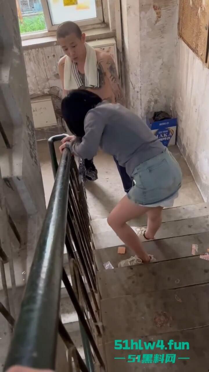 辽宁沈阳妹子磕药过度形如丧尸出街,被纹身男按进臭水沟无情蹂躏视频曝光!-2