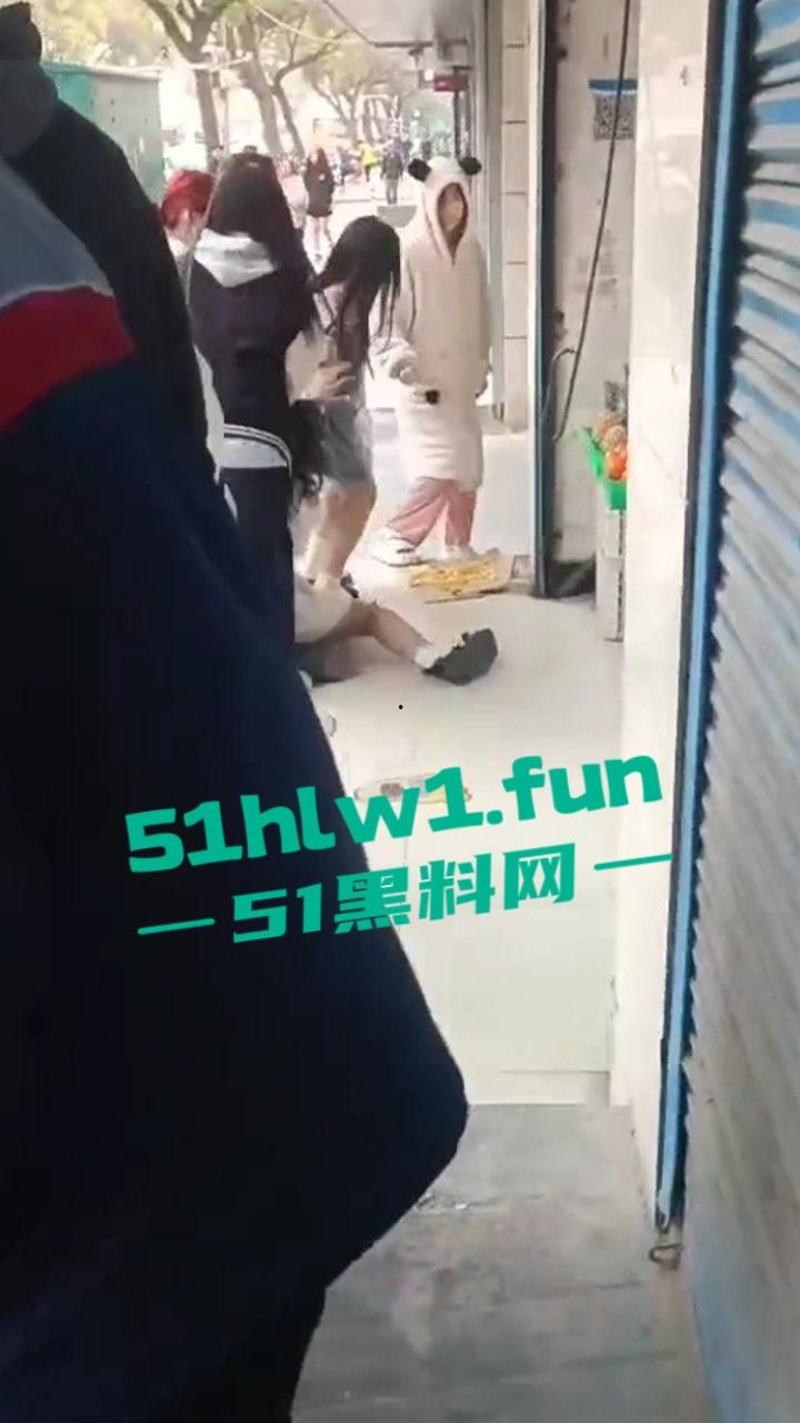 山东枣庄精神小妹霸凌，两帮小美女激情对战，旁边的男学生都看笑了，果然女人打架是男人最爱看的！-8