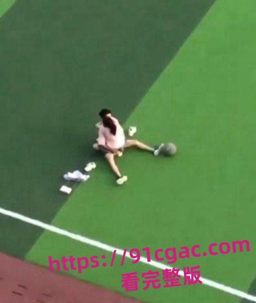 山东工程职业技术大学近日掀起轩然大波!草坪上上演“激情游戏”-1