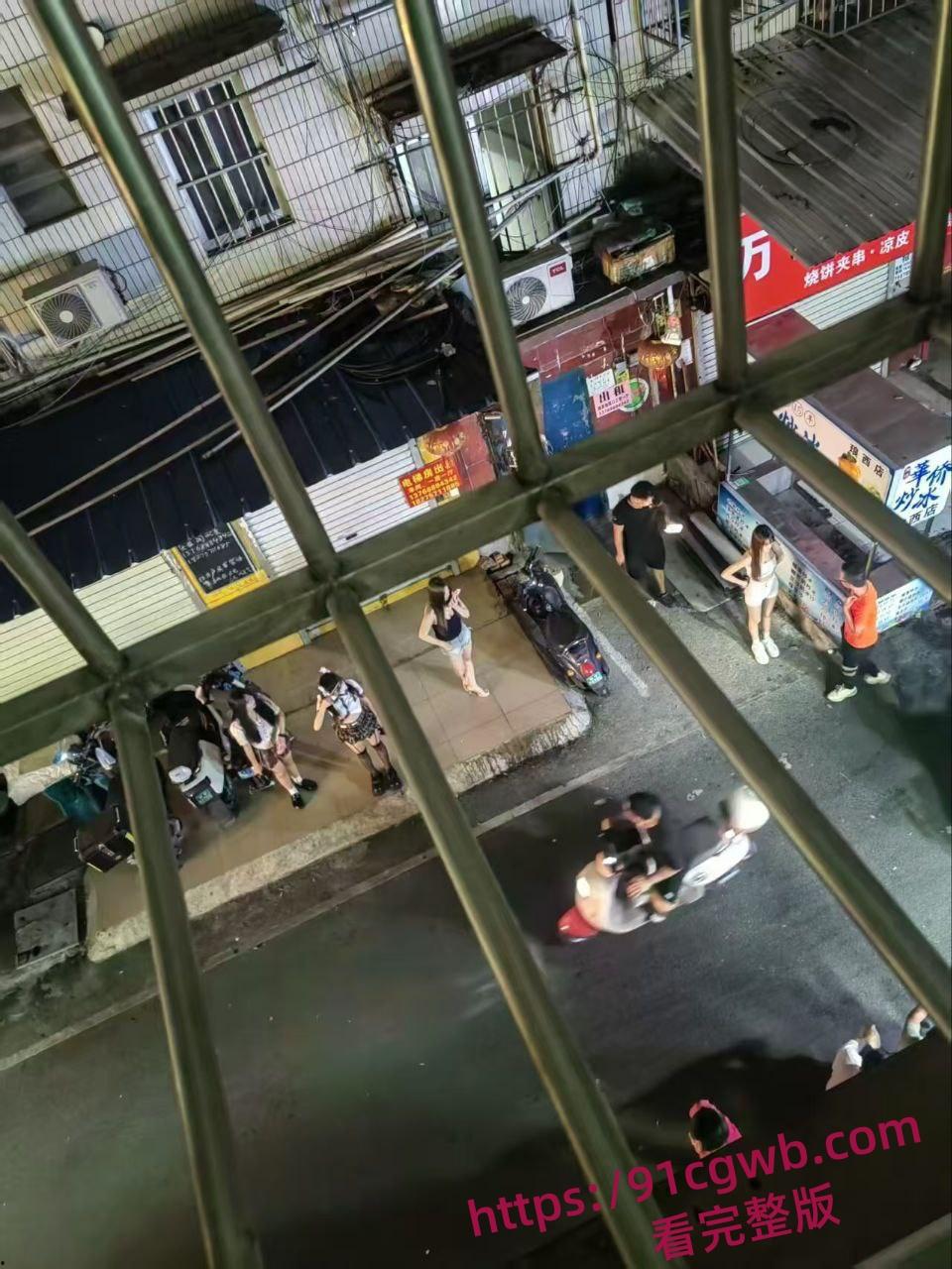 广西南宁琅西菜市站街女后续火爆全网后竟排起长龙队 小姐姐骚逼被操到冒烟-3