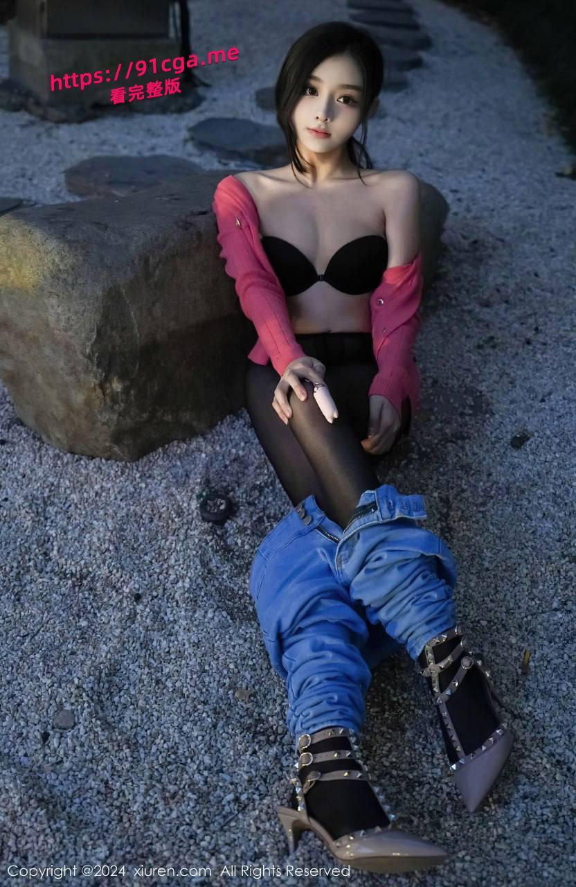 秀人网模特 龙雪儿也是骚的狠啊,她的肌肤白皙细腻,仿佛吹弹可破。-2