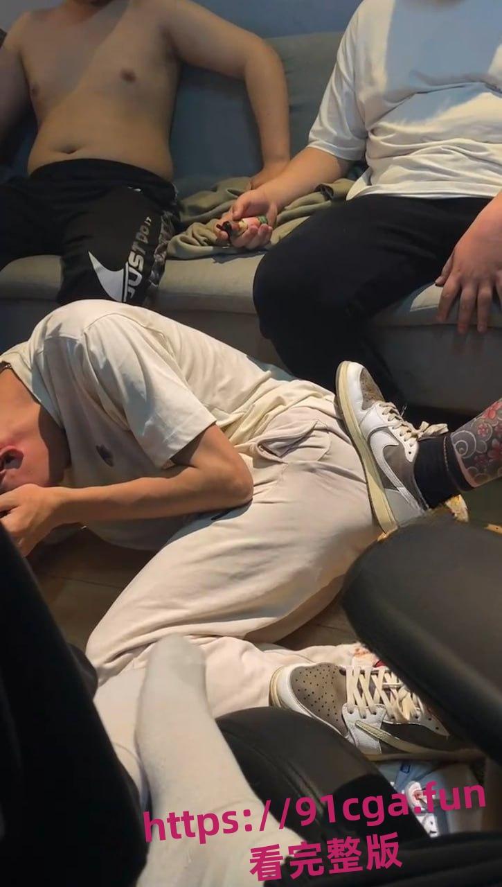 造女生黄谣 被约到酒店戏耍 男主到酒店开门一看 一群抠脚大汉-2