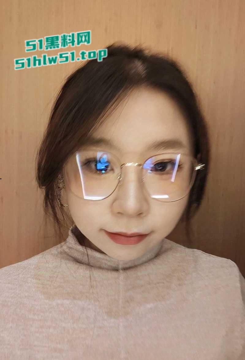 贵阳甜妹【李成乔】不雅视频流出,C杯骚女被炮友无套爆操,多毛蝴蝶逼淫水狂流!-1