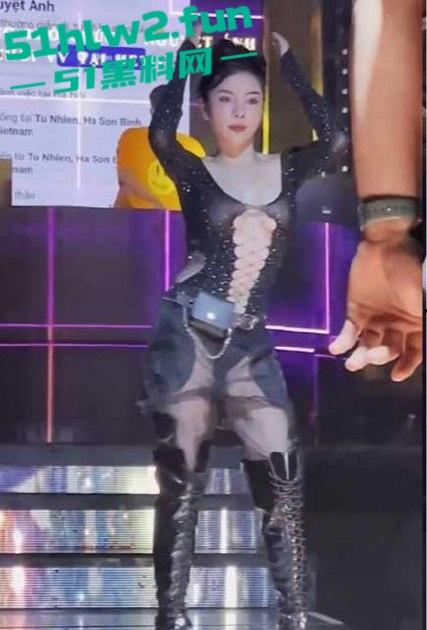 越南夜店里的极品骚鸡，情趣内衣加大长腿骚鸡扭得全场燥，舞台上搔首弄姿，一杯酒下肚人都沦陷！-6
