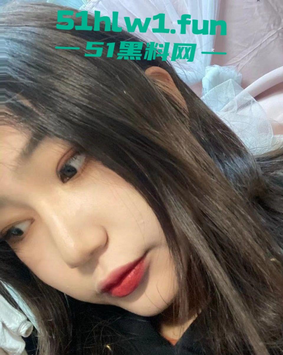 福建师范大学05后骚浪小母狗大曝光,被金主包养的大学生妹子,制服抖奶玩后入骚气冲天!-12