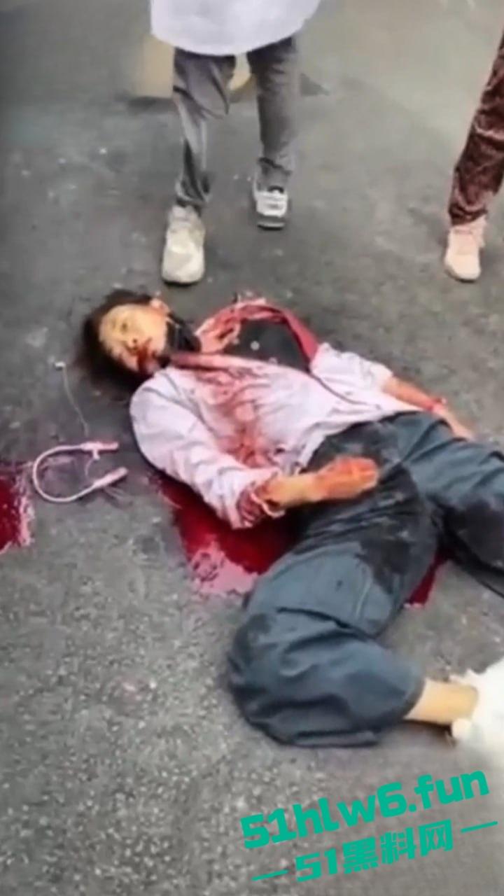 女子出轨被老公刀杀,两位云南夫妻在南京打工想不到已婚妻子竟出轨,遭老公连捅数刀当场身亡。-3