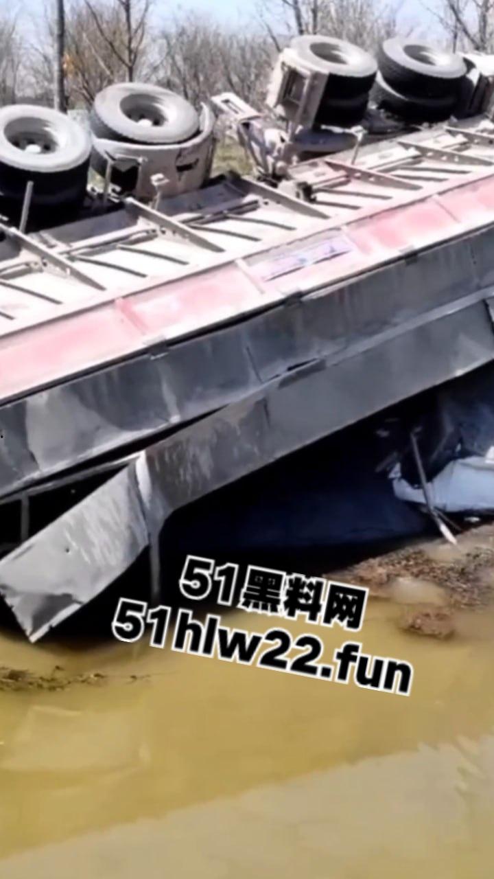 南通市六匡发生惨烈车祸,小车被运沙车侧翻压倒在车内,老两口被碾压身亡现场画面流出。-6