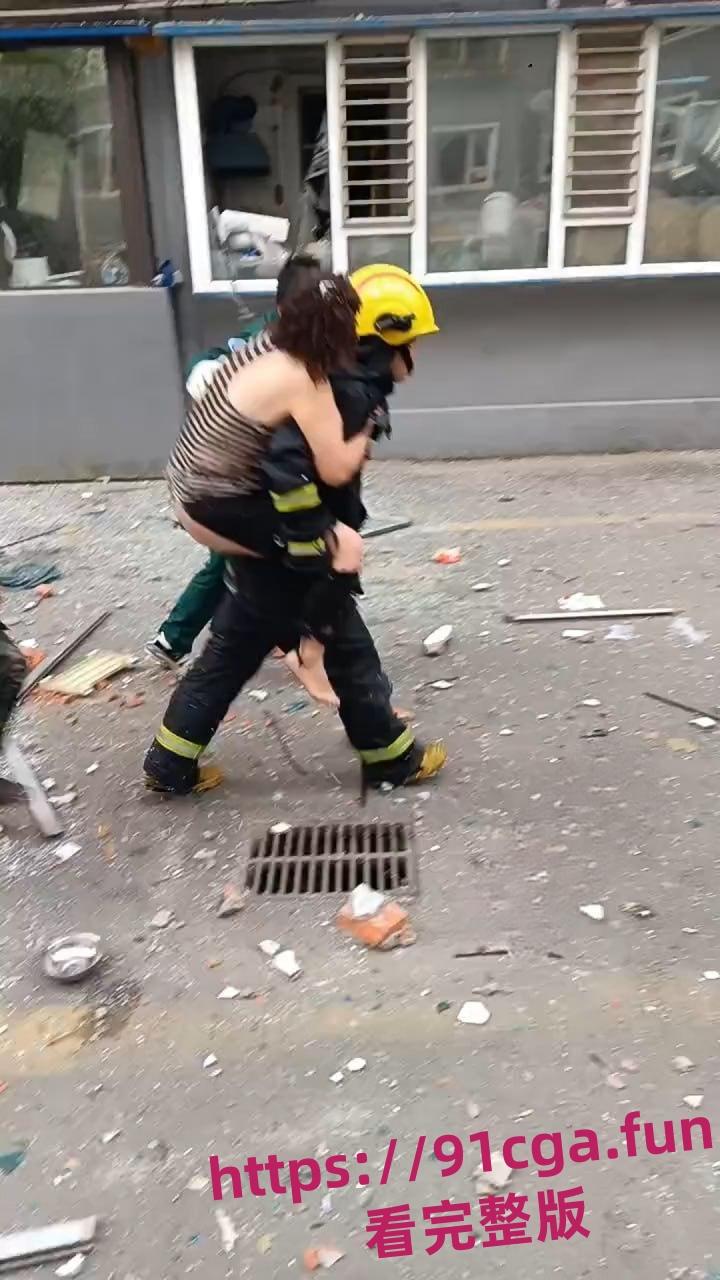 突发!吉林通化市一小区发生爆炸 1死16伤 楼体被炸出大洞!-1