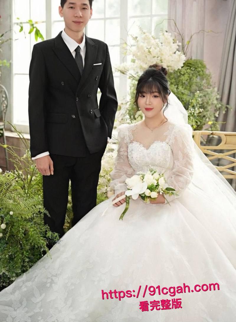 越南已婚人妻 阮守江 公交车骚逼人尽可夫 河内街头少妇求操 丰满大奶任人肏爆!-5