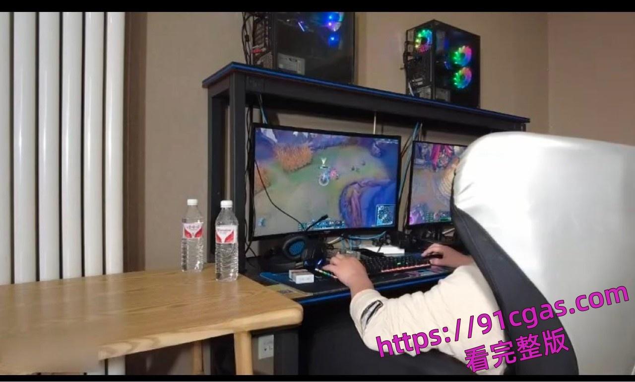 电竞房开黑狂欢夜 兄弟老婆不穿内衣当面脱光诱惑 三根粗壮鸡巴轮流猛插嫩穴-2