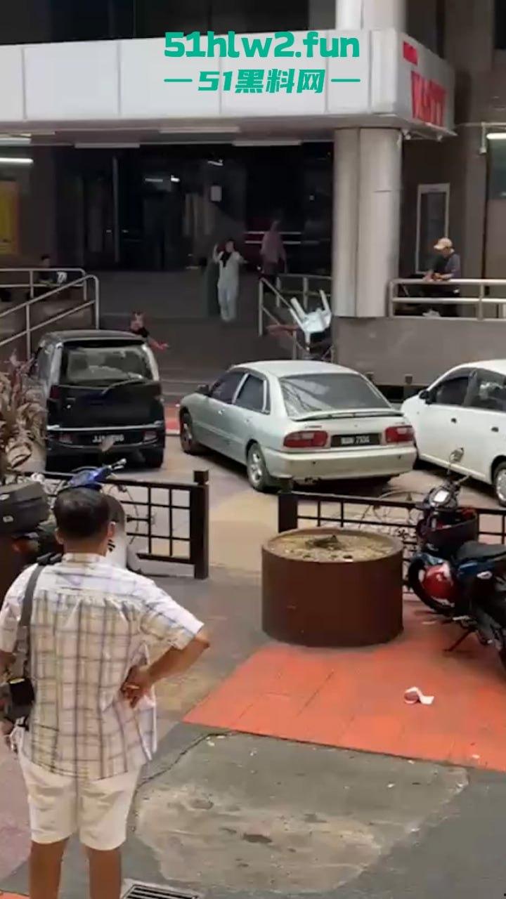 马来西亚男子酗酒吸毒恶魔buff叠满,致精神紊乱当街砍人,刺激的现场视频流出。-4