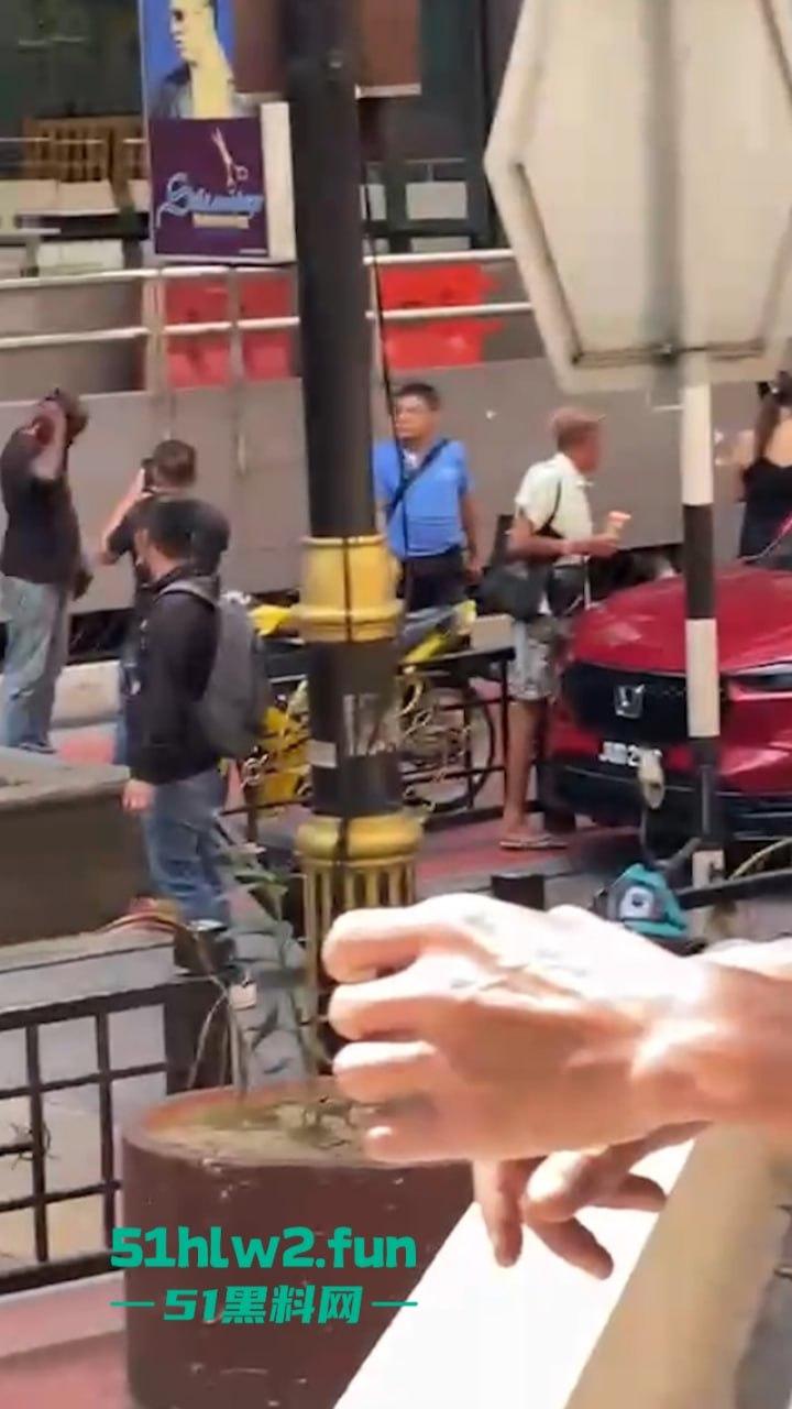 马来西亚男子酗酒吸毒恶魔buff叠满,致精神紊乱当街砍人,刺激的现场视频流出。-6