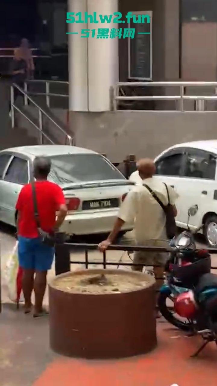 马来西亚男子酗酒吸毒恶魔buff叠满,致精神紊乱当街砍人,刺激的现场视频流出。-9